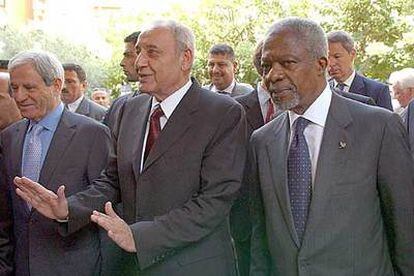 El ministro de Asuntos Exteriores del Líbano Fawzi Salloukh (c) y el presidente del Parlamento libanés, Nabih Berri (2i), dan la bienvenida al secretario general de Naciones Unidas Kofi Annan.