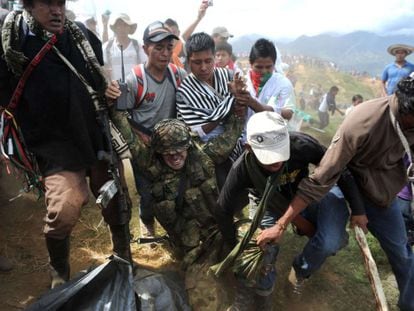 Indígenas arrastran al sargento Rodrigo García en Toribío.