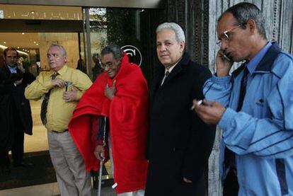 Cuatro disidentes cubanos, miembros del Grupo de los 75, a su llegada a Madrid, en febrero de 2008, tras ser liberados por el régimen.