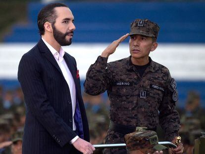 El presidente de El Salvador, Nayib Bukele, junto al ministro de Defensa, René Merino