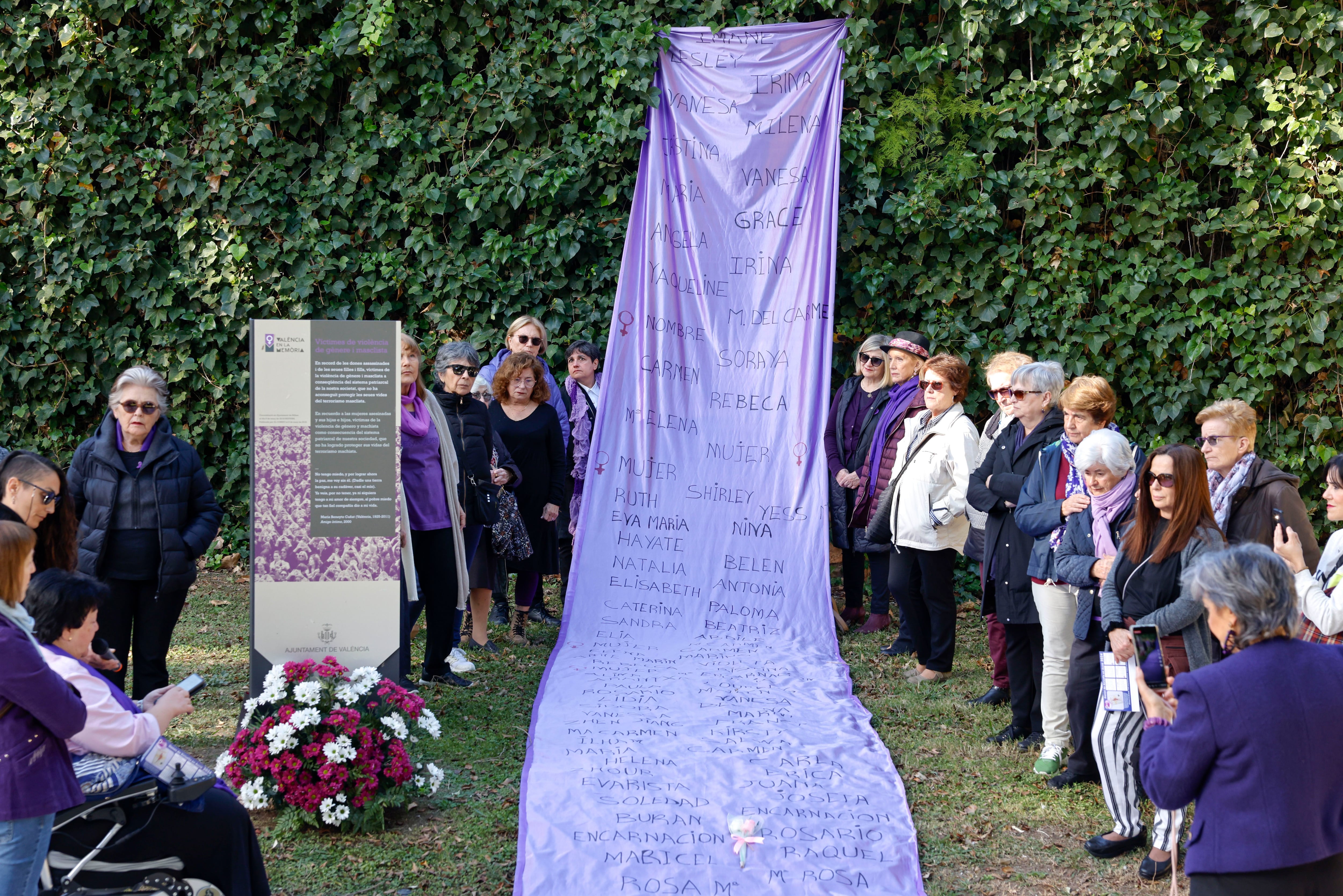 La Coordinadora Feminista de Valencia ha realizado una ofrenda en el Cementerio General de Valencia en reconocimiento a todas las víctimas de violencia machista