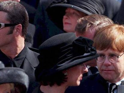 George Michael junto a Elton John en 1997 en el funeral de Lady Di.