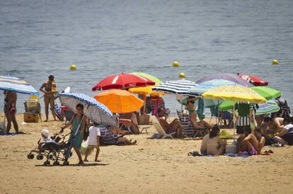 Turistas en la playa de Mazagón (Huelva)