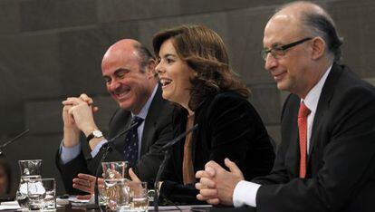 Guindos, Santamar&iacute;a y Montoro, durante el Consejo de Ministros.