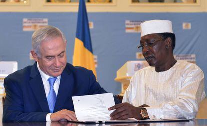 El presidente de Chad, Idriss Déby, y el primer ministro de Israel, Benjamín Nentanyahu, el domingo en Yamena. 