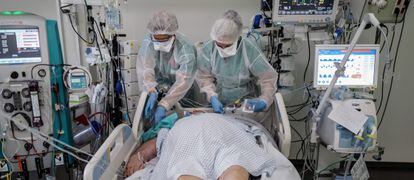 Un paciente con covid en un hospital de la localidad francesa de Colmar.