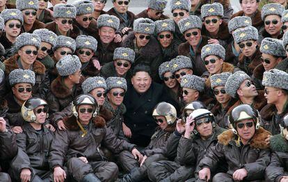 Fotografía facilitada hoy por la agencia de noticias norcoreana KCNA que muestra al líder norcoreano Kim Jong-un (c) junto a un grupo de pilotos de combate durante su visita a una unidad de las Fuerzas Aéreas en Pyongyang (Corea del Norte).