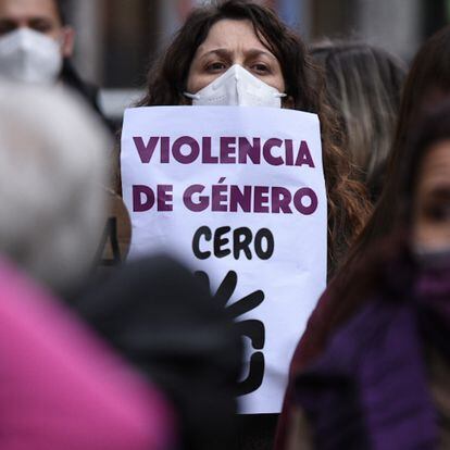 Varias mujeres participan en una manifestación organizada por la Asamblea Feminista de Valencia en la plaza de los Pinazo, en Valencia, Comunidad Valenciana (España), a 8 de marzo de 2021. Este es uno de los actos que se celebran con motivo del Día Internacional de la Mujer que este 2021 está marcado por la ausencia de grandes movilizaciones, como en años anteriores, que han sido sustituidas por concentraciones en la calle con restricciones de aforo o protocolos de seguridad contra el coronavirus.
08 MARZO 2021;VALENCIA;8M;CONCENTRACION
Jorge Gil / Europa Press
08/03/2021