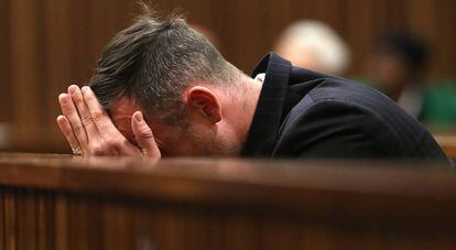 Oscar Pistorius, llora durante la vista del pasado 16 de junio en la corte de Pretoria.