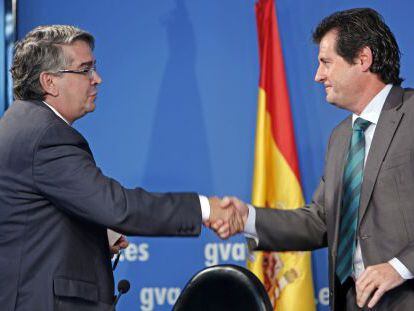 José Manuel Vela (izquierda) se despide del vicepresidente del Consell, José Ciscar, tras dimitir.