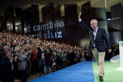 El presidente del Gobierno, Mariano Rajoy, aplaude desde el público a su compañero de partido Javier Arenas, ayer en Málaga.