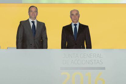 I&ntilde;igo Meir&aacute;s (izquierda) y Rafael del Pino, en la junta de accionistas. 
