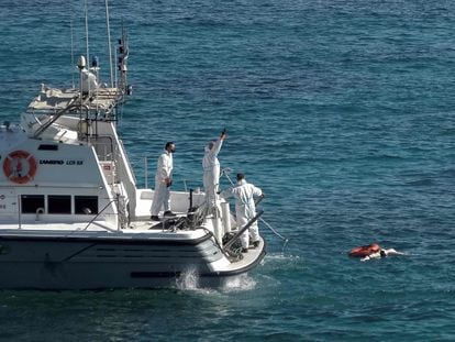 La guardia griega recupera el cuerpo de un migrante en el mar Egeo, el día 9.