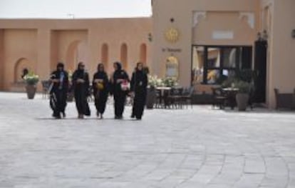 un grupo de mujeres cataríes paseando por la cultural Katara.