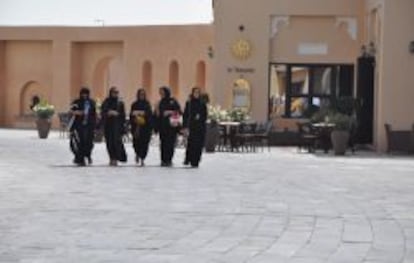 un grupo de mujeres catar&iacute;es paseando por la cultural Katara.