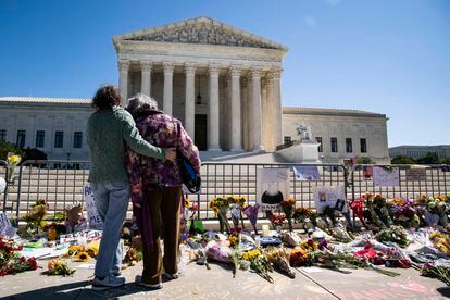 Flores en recuerdo de la magistrada Ruth Bader Ginsburg, el domingo en el Tribunal Supremo de Estados Unidos.