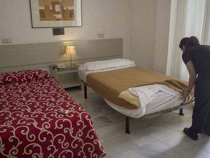 Una camarera hace camas en un hotel de Sevilla.  