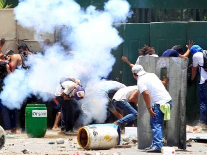 Varias personas se parapetan durante las protestas en la Universidad Agraria de Managua.