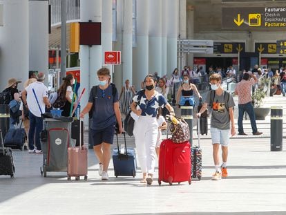 Decenas de turistas llegan al aeropuerto de Palma de Mallorca, el pasado 1 de julio.
