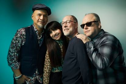 Formación actual de The Pixies. De izquierda a derecha, Joey Santiago (guitarra), Paz Lenchantin (bajo), Dave Lovering (batería) y 'Black Francis' (guitarra y voz).