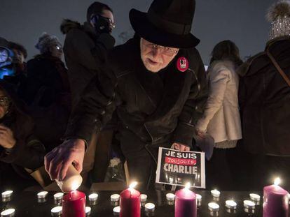 Ciudadanos parisinos durante el homenaje a las v&iacute;ctimas del atentado contra el semanario &#039;Charlie Hebdo&#039;, el pasado s&aacute;bado en Par&iacute;s.