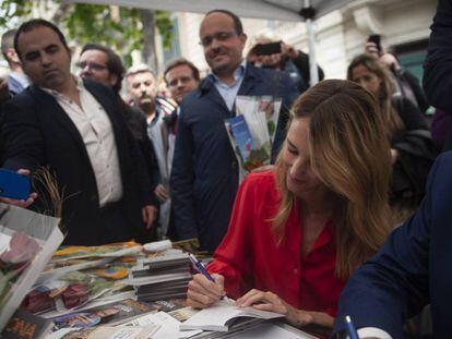 Cayetana Álvarez de Toledo firma un ejemplar de la Constitución. En vídeo, día de libros, rosas y reivindicación política.