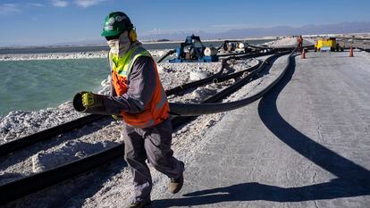 Trabajadores realizan tareas de mantenimiento en la mina de litio de Albemarle, en el desierto de Atacama, el 17 de abril de 2023.