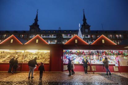 Puestos del tradicional mercadillo de Navidad de la Plaza Mayor de Madrid.