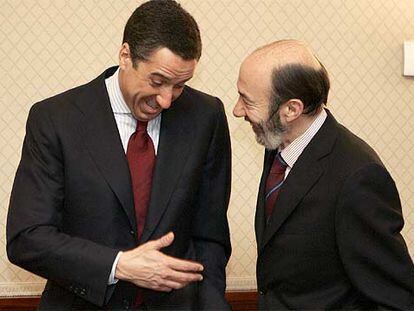 El portavoz del PP, Eduardo Zaplana, con el del PSOE, Alfredo Pérez Rubalcaba.