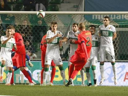 Mathieu firma el primer gol del Barcelona en Elche. 