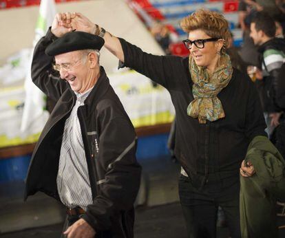 El histórico dirigente de la izquierda abertzale Tasio Erkizia (i) baila con una joven durante la celebración de los resultados obtenidos por la coalición Bildu en las elecciones al Parlamento Vasco celebradas, junto a los simpatizantes congregados en el pabellón de La Casilla de Bilbao.