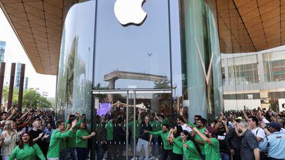 Apertura de la primera tienda de Apple en India, en Bombay, con Tim Cook, el 18 de abril.