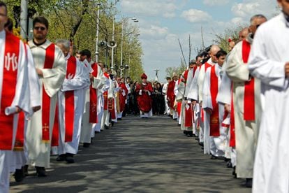 Sacerdotes católicos asisten a una procesión celebrando el Domingo de Ramos en Bucarest, Rumania, 9 de abril de 2017.