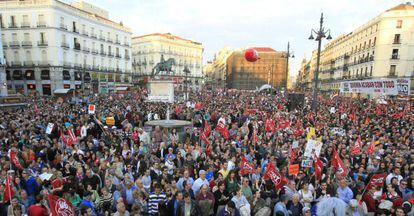 Miles de personas se manifiestan en Sol contra la reforma laboral.