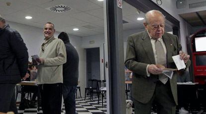 El expresidente de la Generalitat Jordi Pujol, prepara us papeletas en el colegio electoral de Barcelona donde ha votado esta ma&ntilde;ana, durante la jornada de elecciones generales en Espa&ntilde;a. 