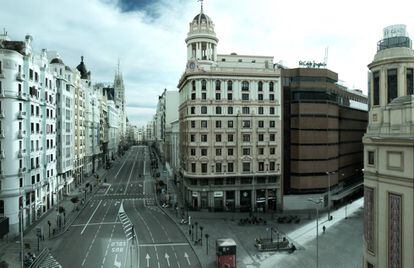 La plaza de Callao con una sola persona.