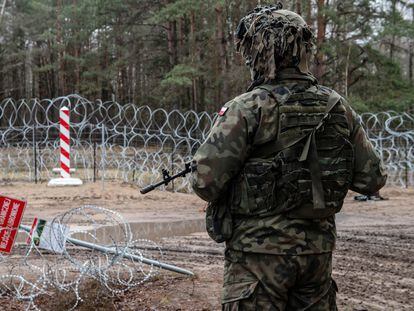Un soldado polaco vigila la frontera con Bielorrusia.