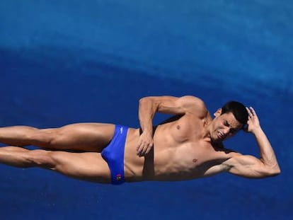 Javier Illana ejecuta un salto de las semifinales de tres metros.