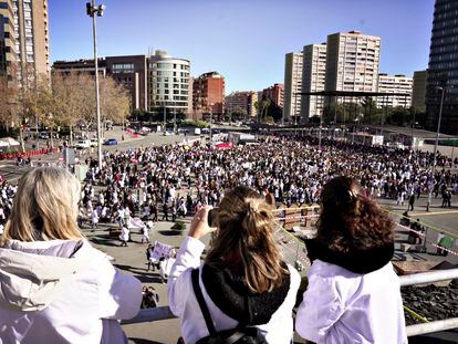 Concentración de los médicos en la estación de Sants de Barcelona, durante la jornada de huelga en la que también han parado los maestros y los taxistas, este miércoles.