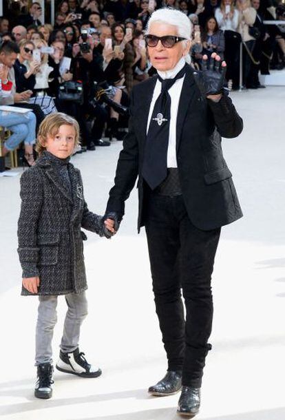 Karl Lagerfeld junto a su ahijado en el desfile de Chanel.