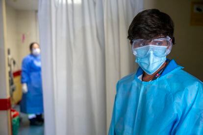 Dos sanitarios esperan para hacer una PCR en un centro de salud en Alcobendas en Madrid.
