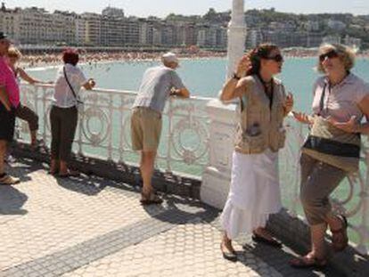 Un grupo de personas en la playa de la Concha (San Sebastián).