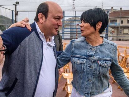 Andoni Ortuzar, presidente del PNV, saluda a Maddalen Iriarte, de EH Bildu, ayer en Santurtzi.