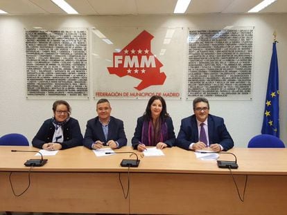 De izquierda a derecha, Silvia Buabent, Guillermo Hita, Laura Nu&ntilde;o y Juan Carlos Mu&ntilde;oz durante la firma del acuerdo.