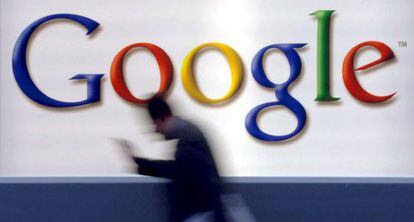 Un viandante pasa delante de un logo de Google en Fráncfort.