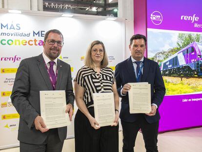 El presidente de Renfe, Raül Blanco; la presidenta de Adif, María Luisa Domínguez; y el presidente de la Autoridad Portuaria de Huelva, Manuel Alberto Santana, esta mañana en el salón logístico SIL.