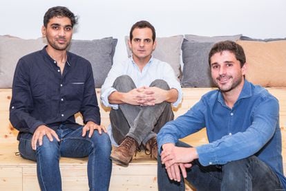 De izquierda a derecha, Suraj Shirvankar, Fernando Benito y Xavier Rosales, fundadores de la empresa Paack.