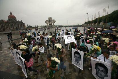 Familiares de los desaparecidos visitan la Bas&iacute;lica de Guadalupe. 