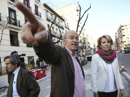 Esperanza Aguirre, con el concejal Pedro Corral, en la calle de Santa Engracia. 