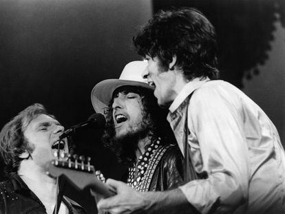 Van Morrison, Bob Dylan y Robbie Robertson cantan 'I Shall Be Released' sobre el escenario, el 25 de noviembre de 1976 en Winterland, San Francisco, en el concierto recogido en el documental de 1978 'The Last Waltz'.